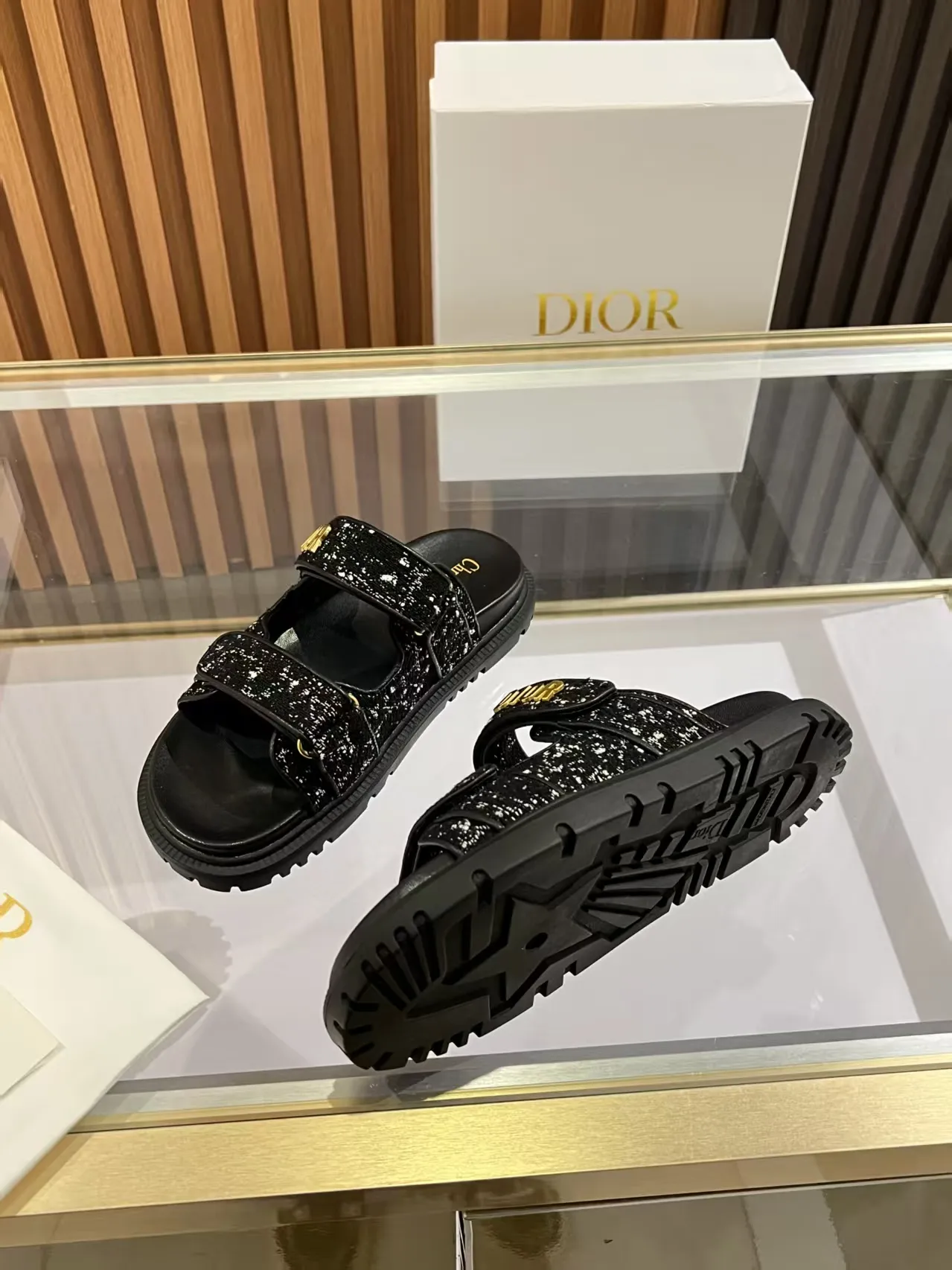 👟👟Ex-factory price 480👟👟 Dior classic popular sandals Step into the fashion territory of Dior slippers and encounter the ultimate fusion of elegance and comfort. The upper is engraved with the Christian Dior Paris logo using exquisite embroidery technology. The delicate stitching tells the brand's profound heritage and is fully recognizable.   Made of high-quality materials, it feels soft and fits your feet, as if it is a gentle care tailor-made for your feet. The sole is carefully designed and engraved with Christian Dior's lucky star symbol. It is not only a beautiful embellishment, but also provides reliable grip, making every step steady and secure.   It has a simple design and is easy to put on and take off. Whether it is a lazy weekend or a pleasant vacation, it can be easily adapted. Whether paired with casual shorts, casual jeans, or an elegant dress, Dior slippers can instantly enhance the overall style and show a casual fashion attitude.   Dior slippers, in the name of fashion, inject luxurious charm into your life and accompany you with every step you take with confidence and elegance. Material: Fine genuine cowhide upper, outsole, TPR, non-slip and wear-resistant, code number: 35-41 (42 customized)